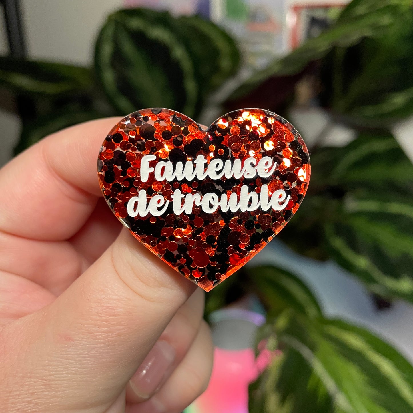 [Contrôle technique] Broche "Fauteuse de trouble" en acrylique semi transparente avec des pois rouges et noirs