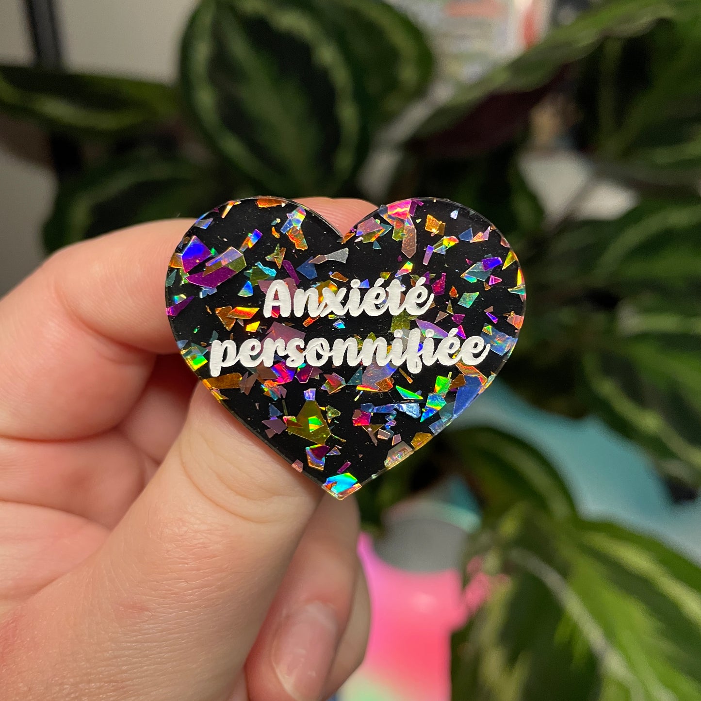 [Contrôle technique] Broche "Anxiété personnifiée" en acrylique noire avec des éclats de confettis multicolores