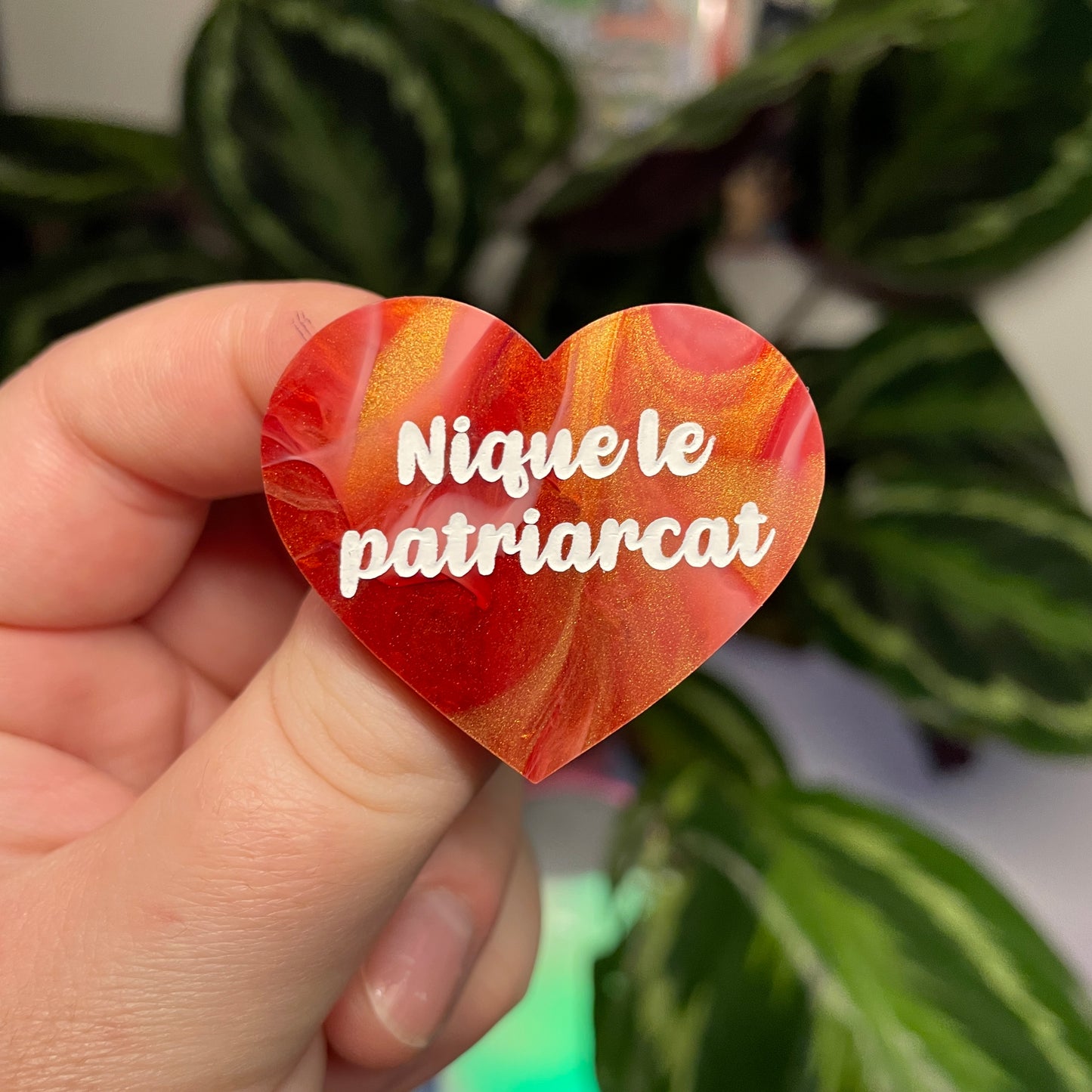 [Contrôle technique] Broche "Nique le patriarcat" en acrylique marbrée rouge, blanche et dorée