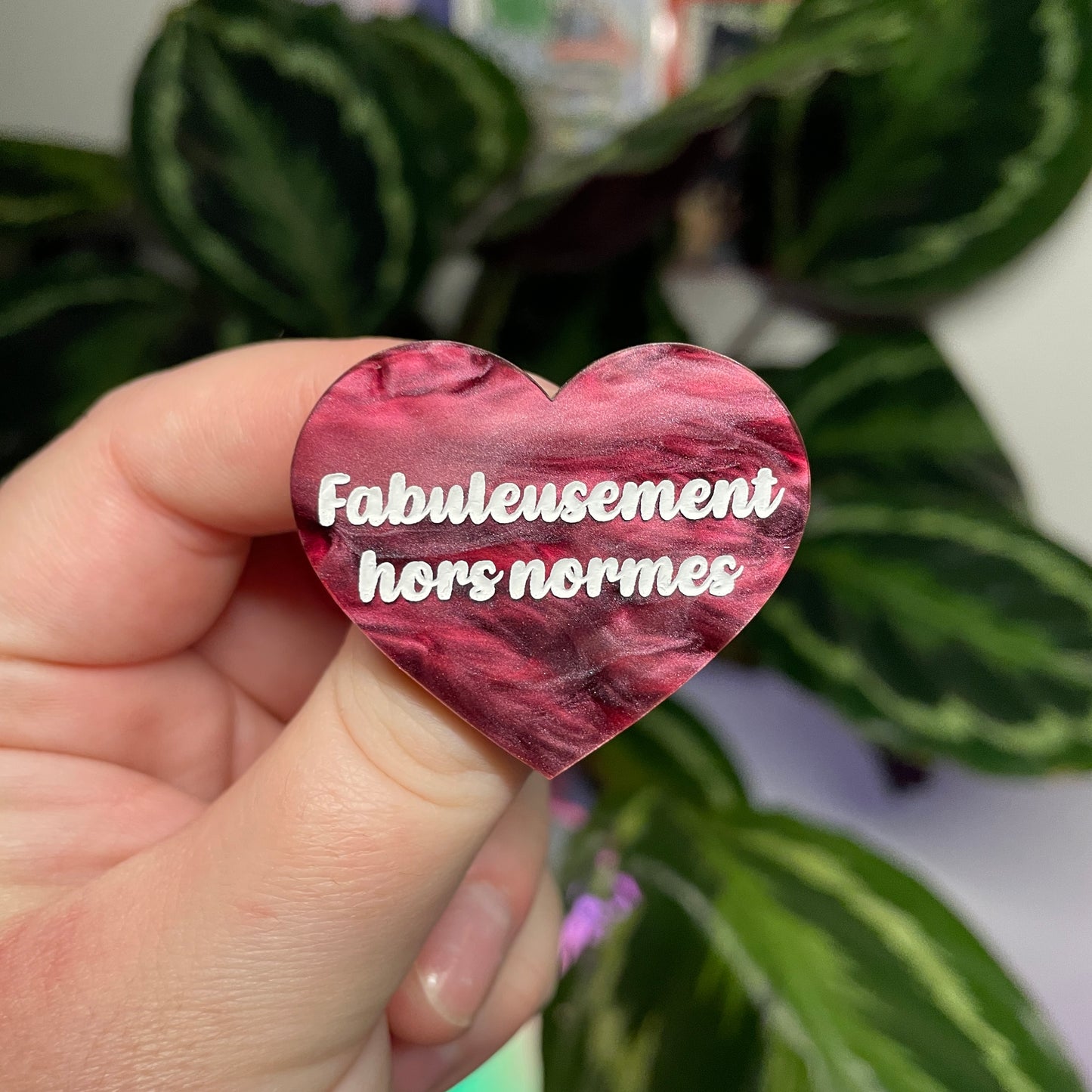 [Contrôle technique] Broche "Fabuleusement hors normes" en acrylique marbrée bordeaux