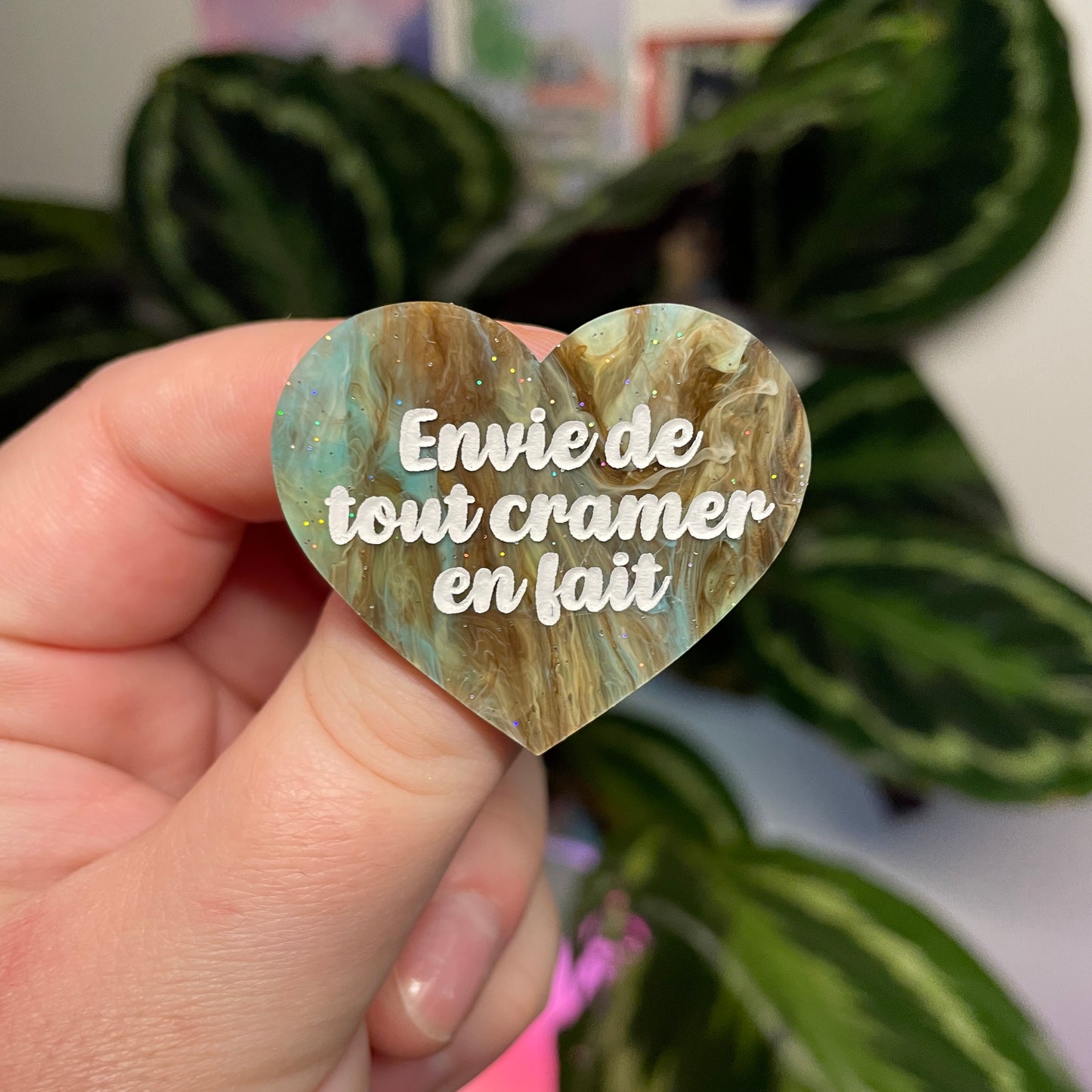 [Contrôle technique] Broche "Envie de tout cramer en fait" en acrylique marbrée bleue et marron