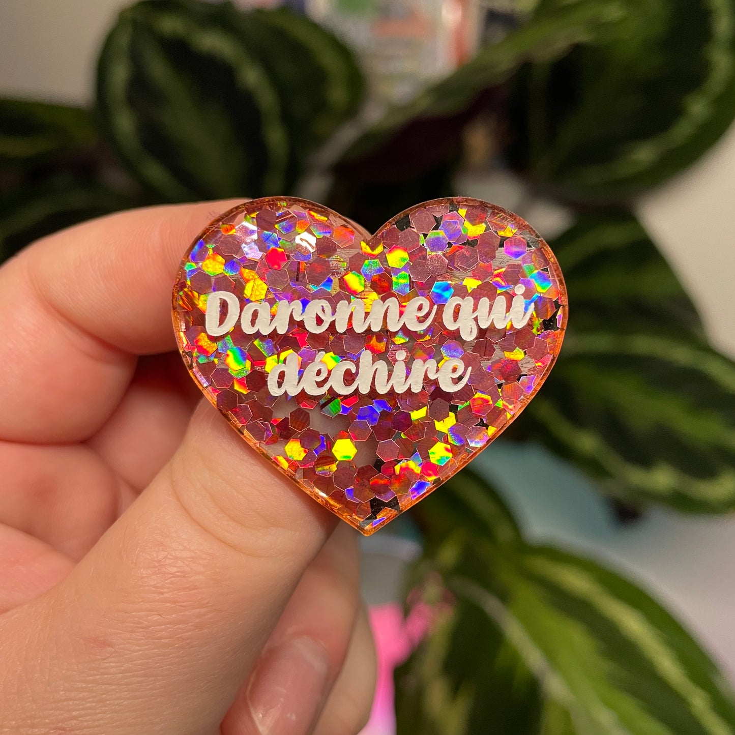 [Contrôle technique] Broche "Daronne qui déchire" en acrylique semi transparente avec des confettis corail