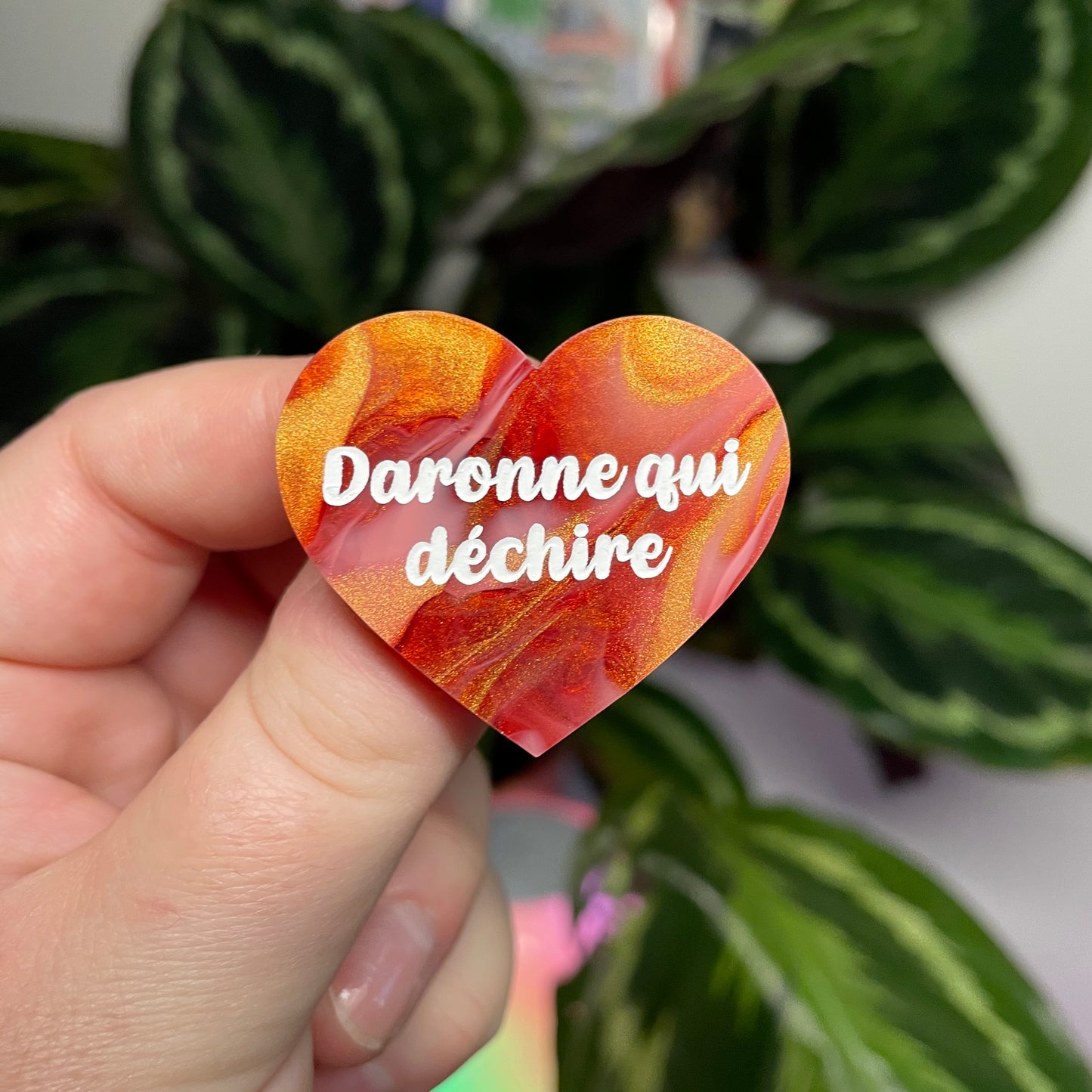 [Contrôle technique] Broche "Daronne qui déchire" en acrylique marbrée rouge, blanche et dorée