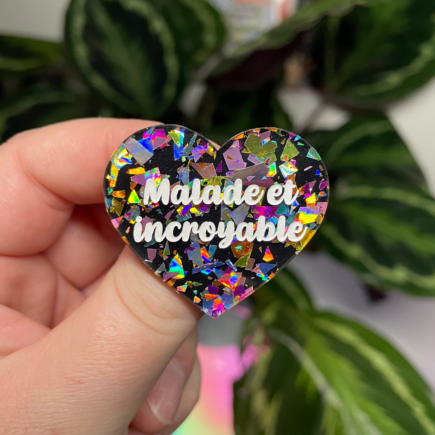 [Contrôle technique] Broche "Malade et incroyable" en acrylique noire avec des éclats de confettis multicolores