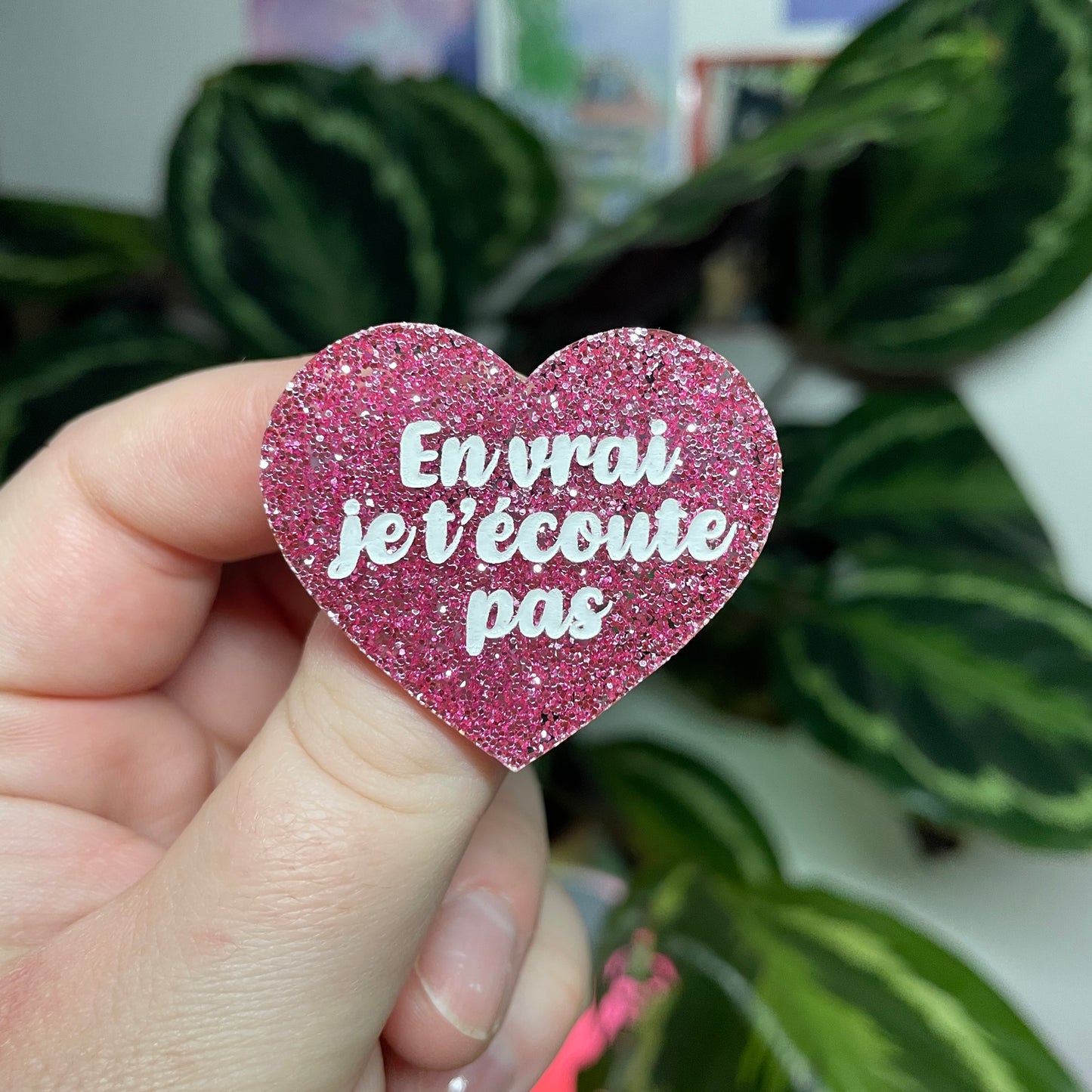 [Contrôle technique] Broche "En vrai je t'écoute pas" en acrylique à paillettes roses