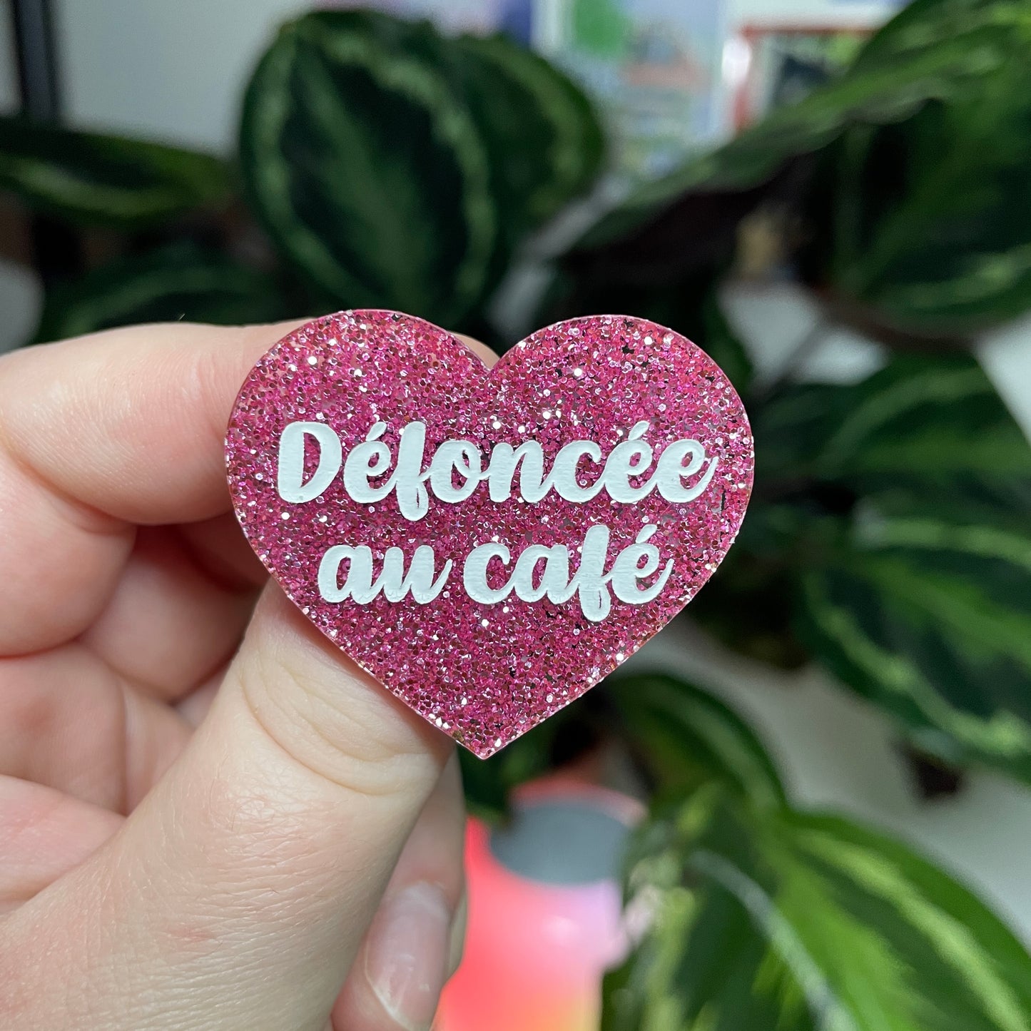 [Contrôle technique] Broche "Défoncée au café" en acrylique à paillettes roses
