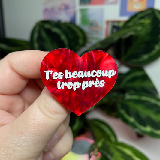 [Contrôle technique] Broche "T'es beaucoup trop près" en acrylique marbrée rouge
