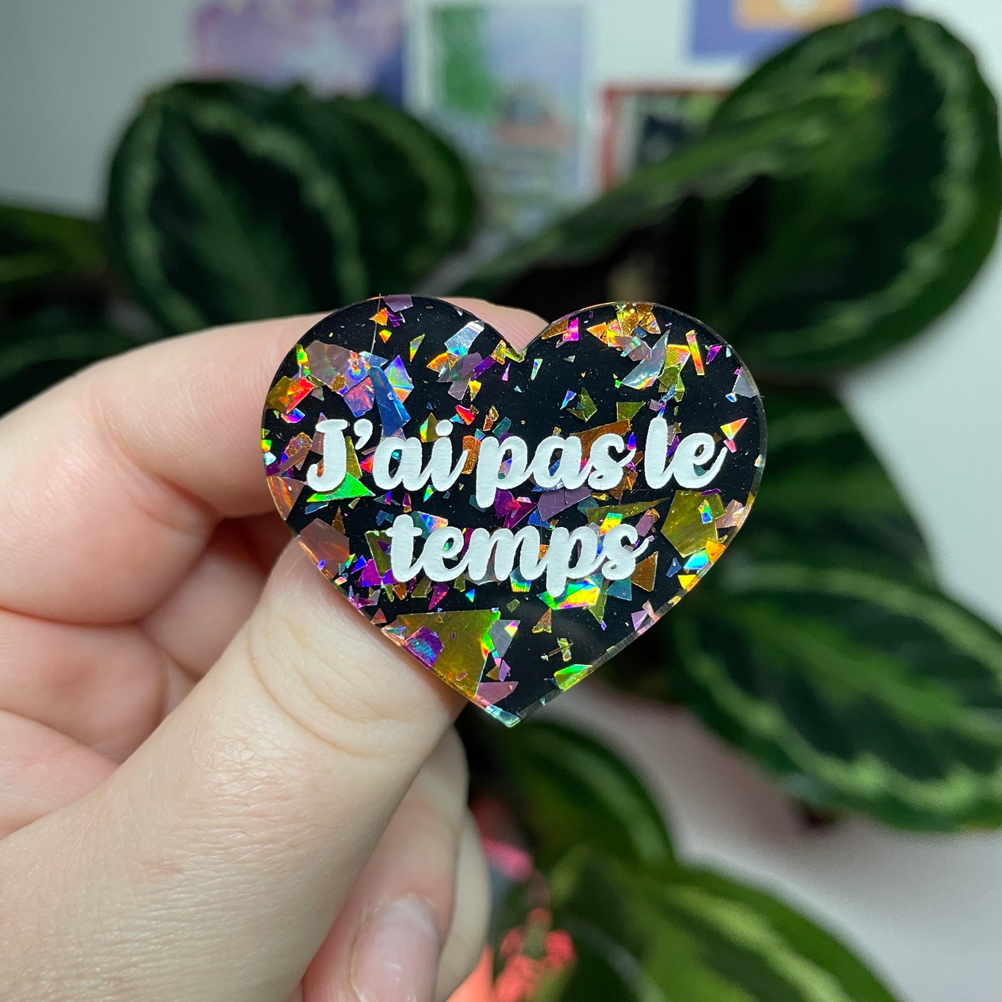 [Contrôle technique] Broche "J'ai pas le temps" en acrylique noire avec des éclats de confettis multicolores