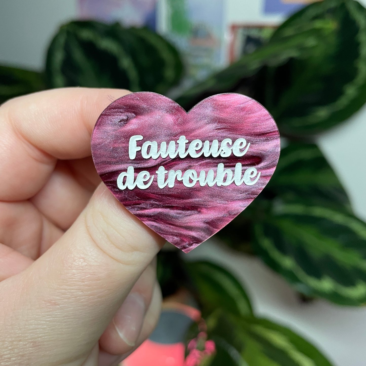 [Contrôle technique] Broche "Fauteuse de trouble" en acrylique marbrée bordeaux