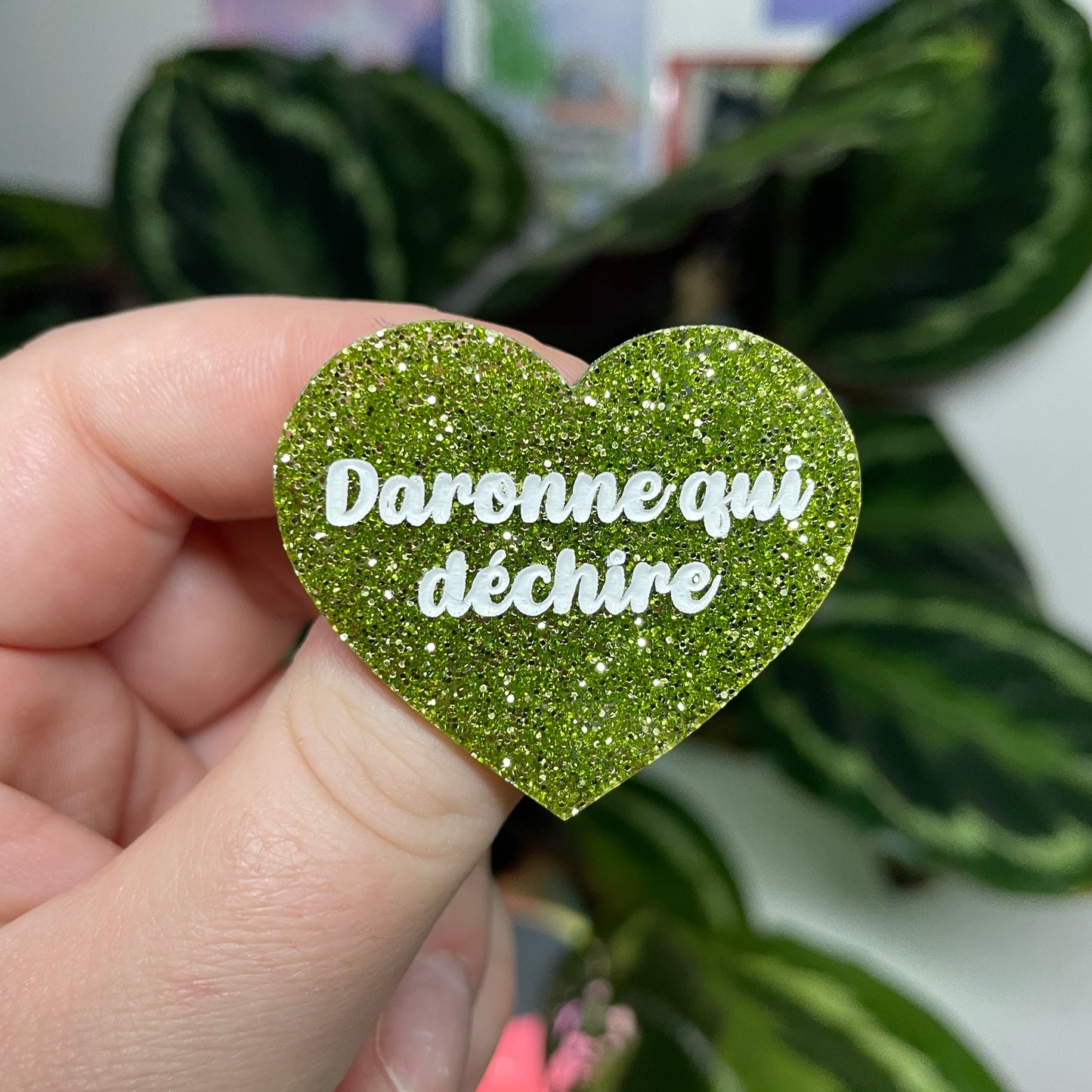[Contrôle technique] Broche "Daronne qui déchire" en acrylique à paillettes vertes