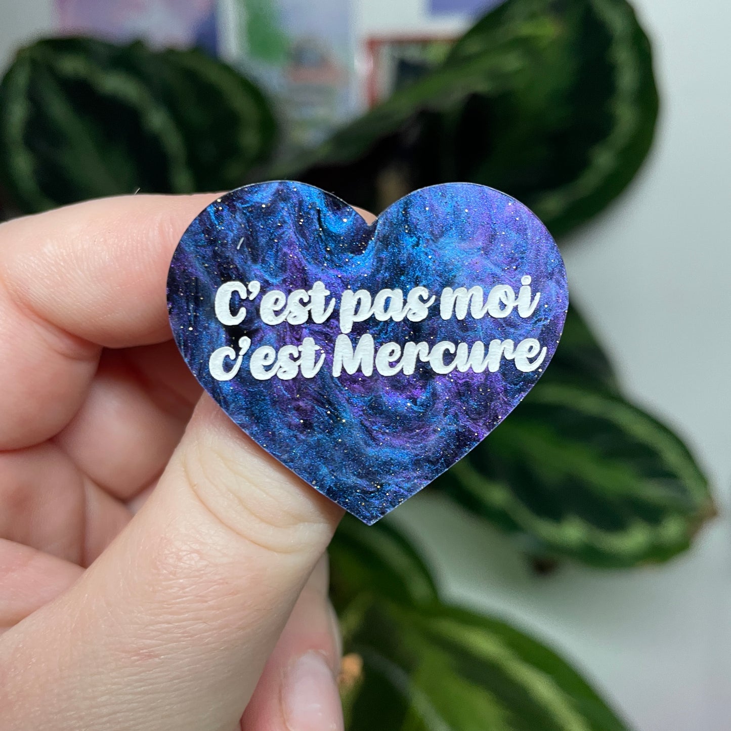 [Contrôle technique] Broche "C'est pas moi c'est Mercure" en acrylique marbrée bleue, noire et violette