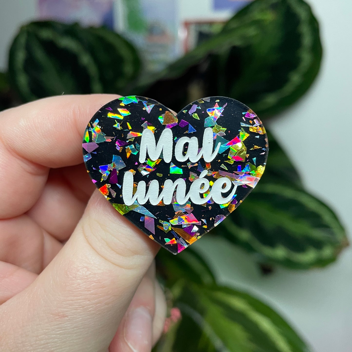 [Contrôle technique] Broche "Mal lunée" en acrylique noire avec des éclats de confettis multicolores