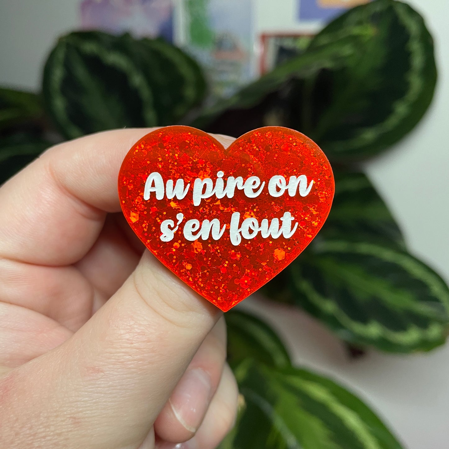 [Contrôle technique] Broche "Au pire on s'en fout" en acrylique à paillettes oranges