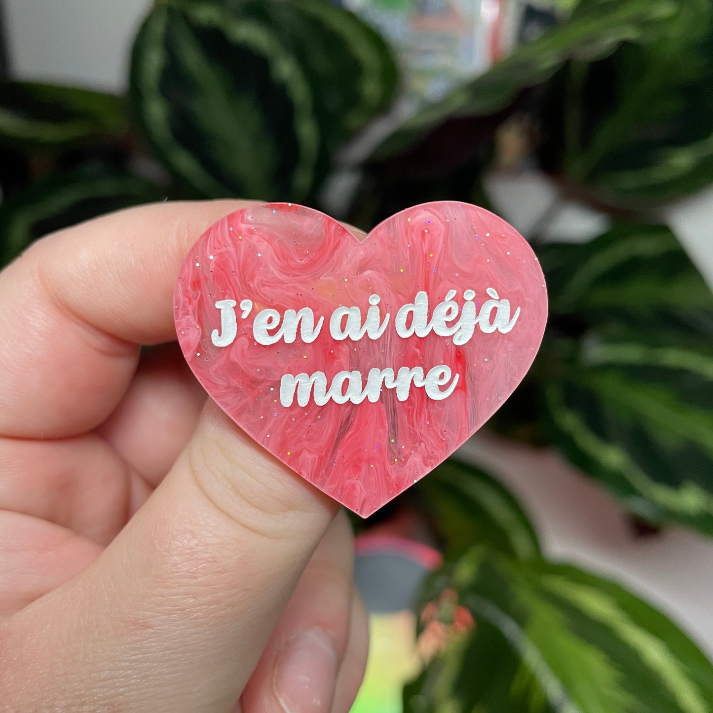 [Contrôle technique] Broche "J'en ai déjà marre" en acrylique marbrée rouge et rose
