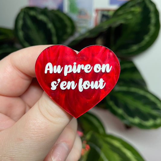 [Contrôle technique] Broche "Au pire on s'en fout" en acrylique marbrée rouge