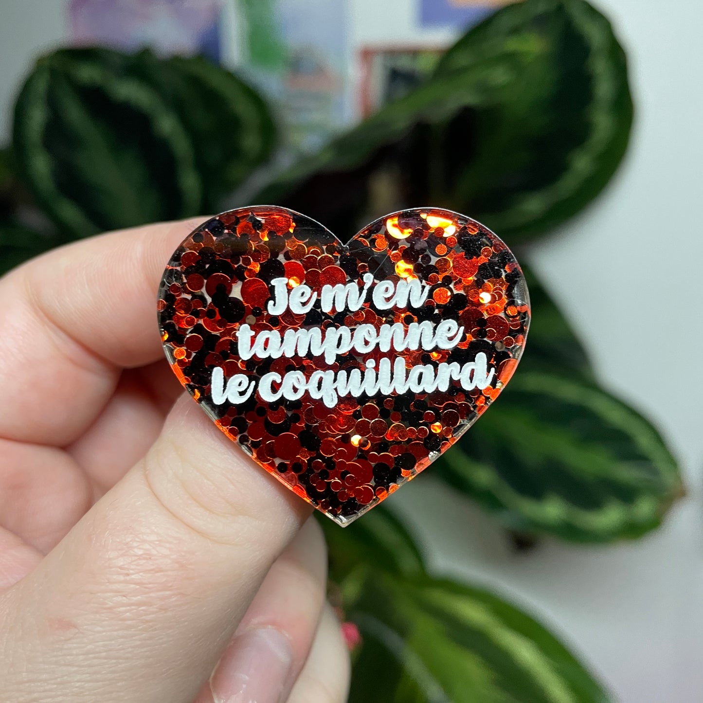 [Contrôle technique] Broche "Je m'en tamponne le coquillard" en acrylique semi transparente avec des pois rouges et noirs