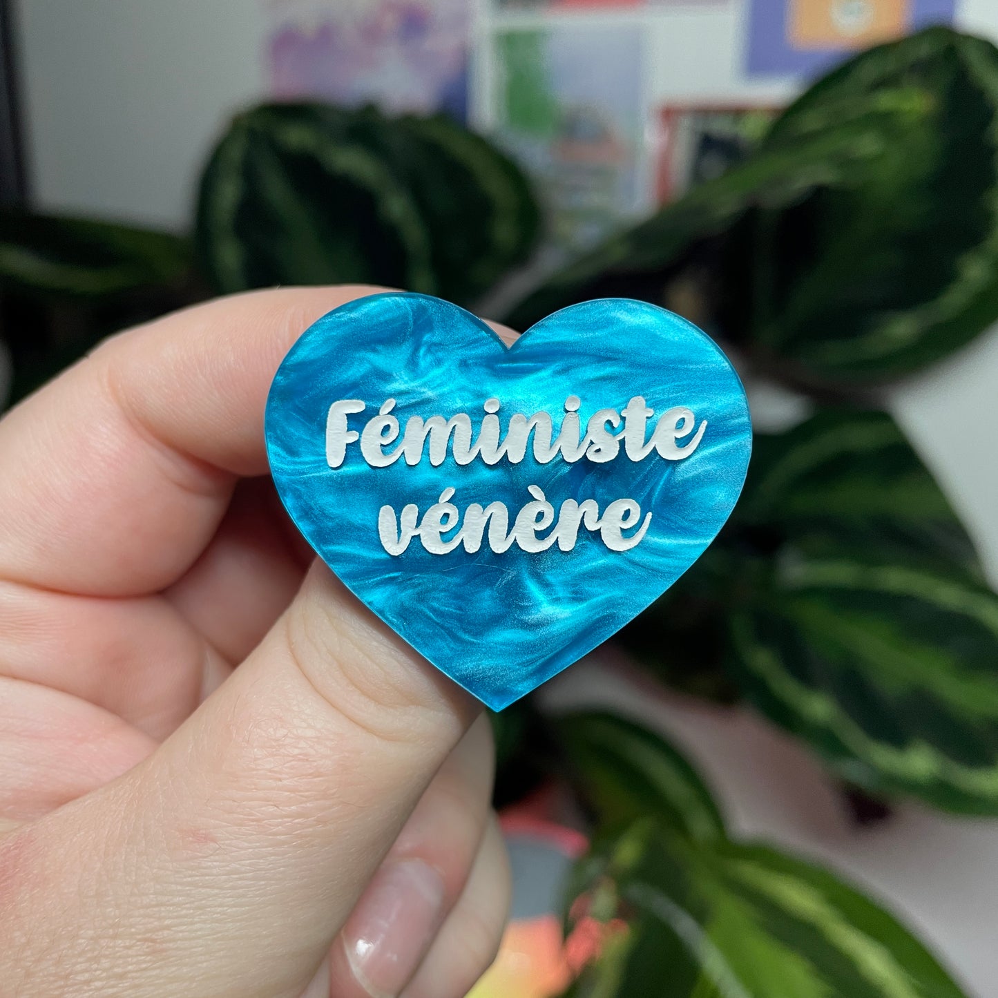 [Contrôle technique] Broche "Féministe vénère" en acrylique marbrée bleue