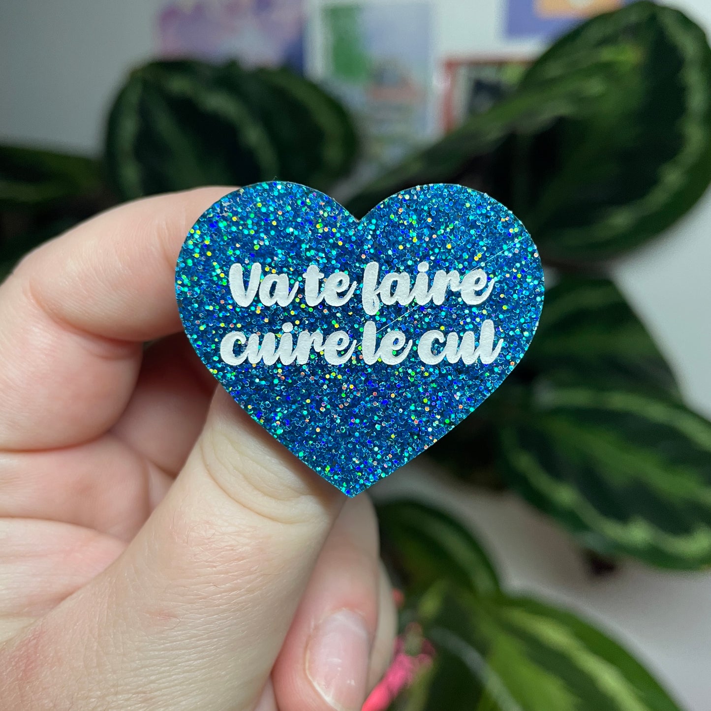 [Contrôle technique] Broche "Va te faire cuire le cul" en acrylique à paillettes bleues
