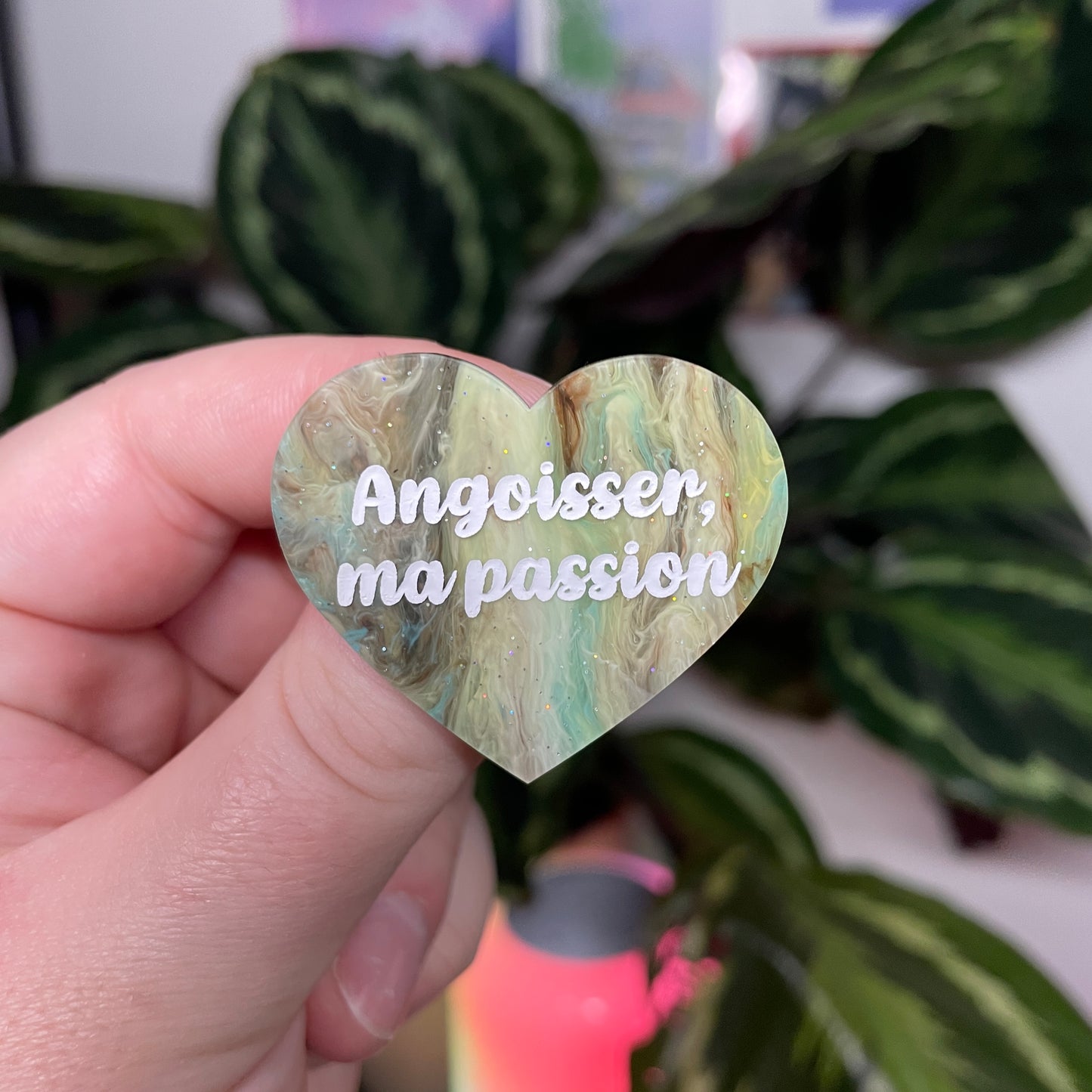 [Contrôle technique] Broche "Angoisser, ma passion" en acrylique marbrée marron et bleue
