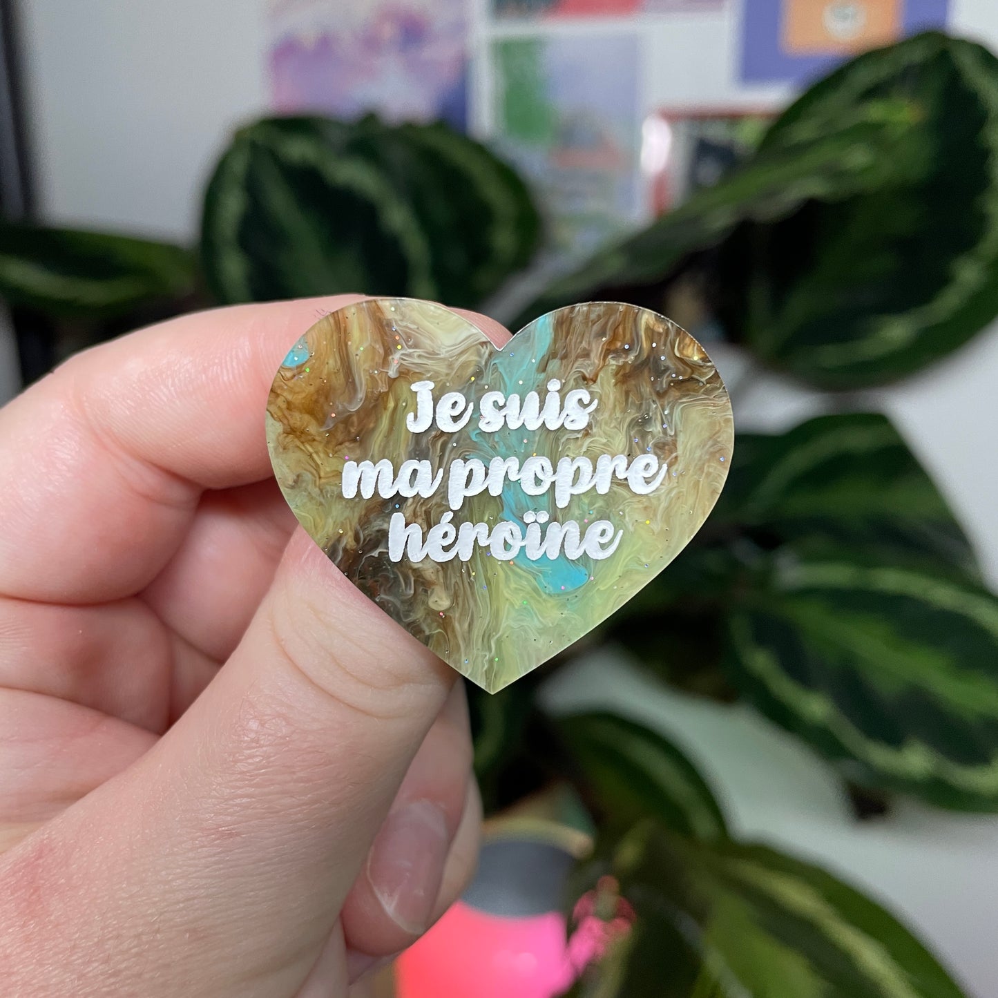 [Contrôle technique] Broche "Je suis ma propre héroïne" en acrylique marbrée marron et bleue