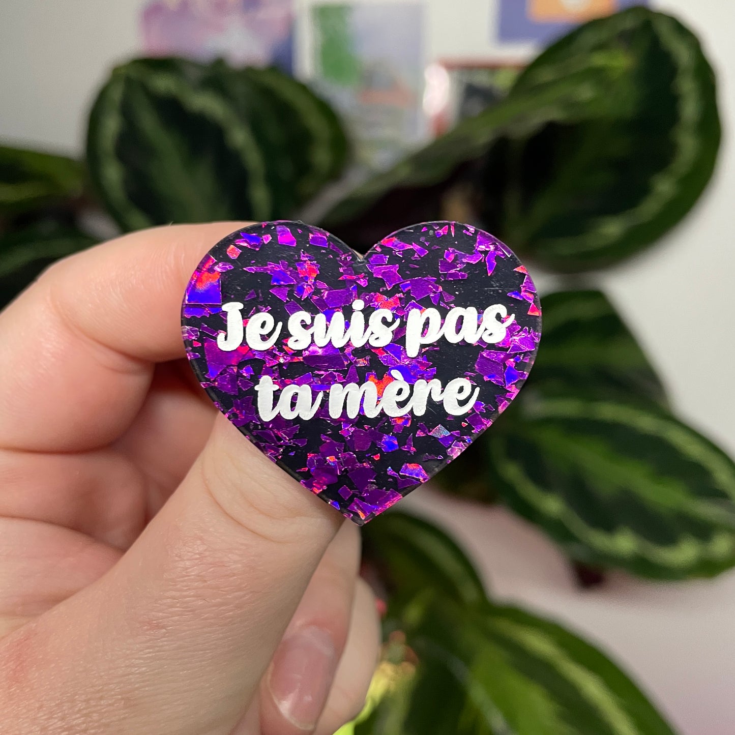 [Contrôle technique] Broche "Je suis pas ta mère" en acrylique noire avec des éclats de confettis violets