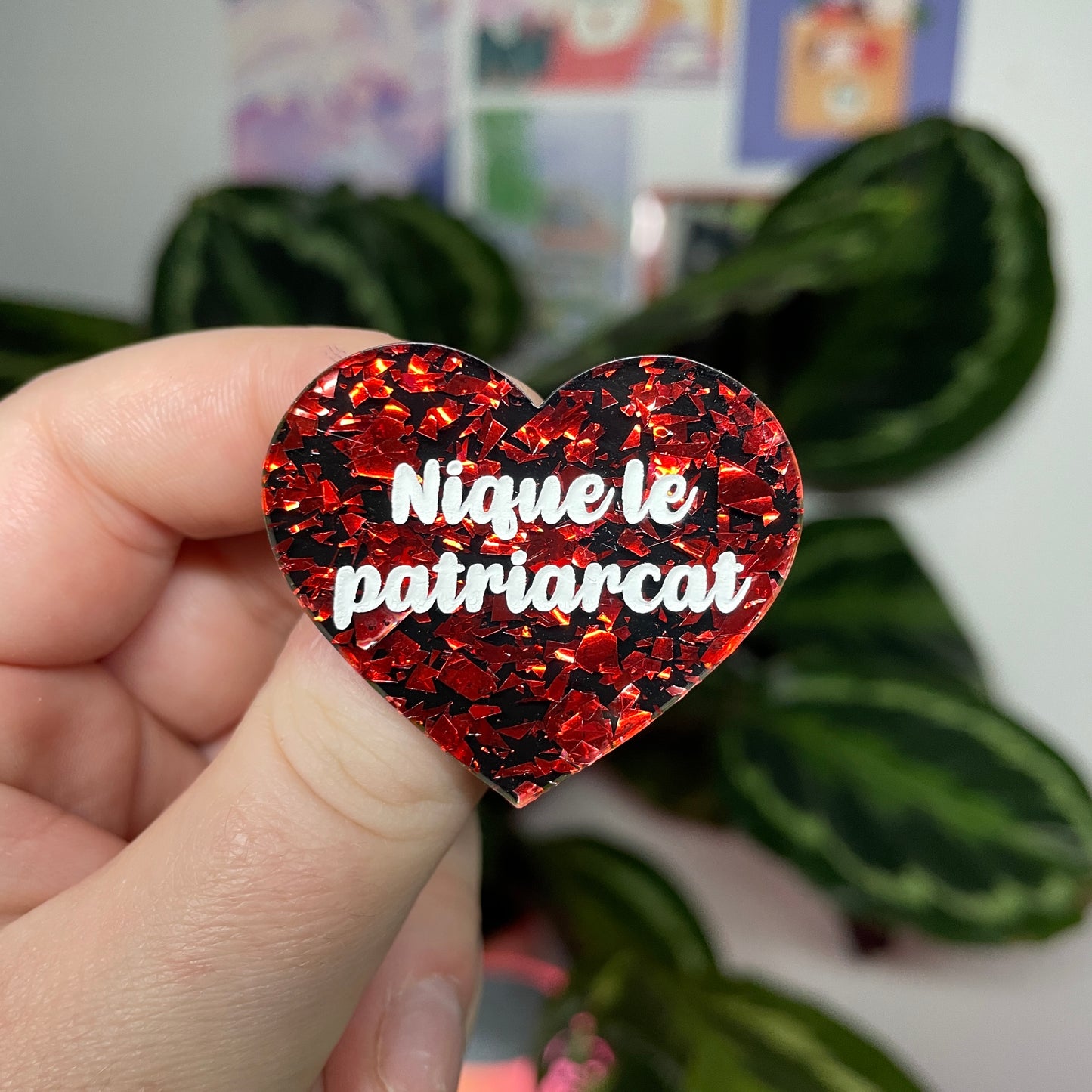 [Contrôle technique] Broche "Nique le patriarcat" en acrylique noire avec des éclats de confettis rouges
