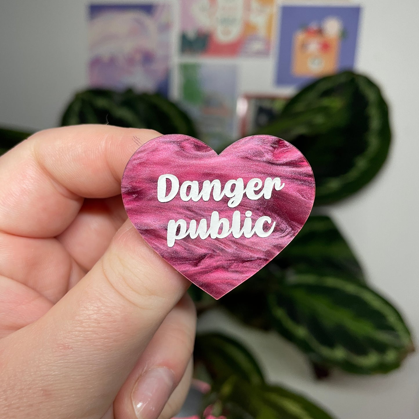 [Contrôle technique] Broche "Danger public" en acrylique marbrée bordeaux
