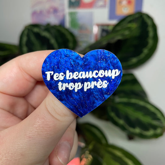 [Contrôle technique] Broche "T'es beaucoup trop près" en acrylique marbrée bleue à paillettes