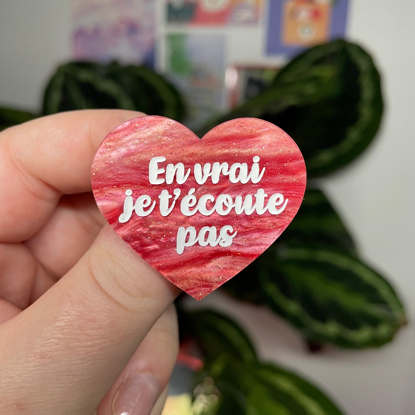 [Contrôle technique] Broche "En vrai je t'écoute pas" en acrylique marbrée rose à paillettes