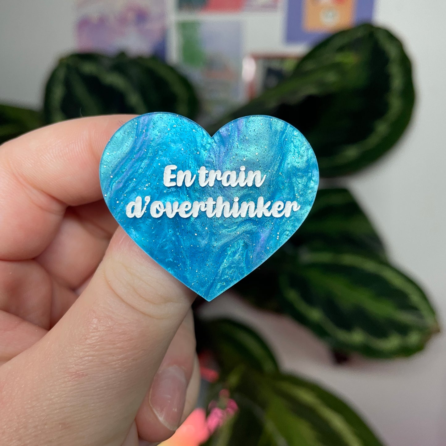 [Contrôle technique] Broche "En train d'overthinker" en acrylique marbrée bleue à paillettes
