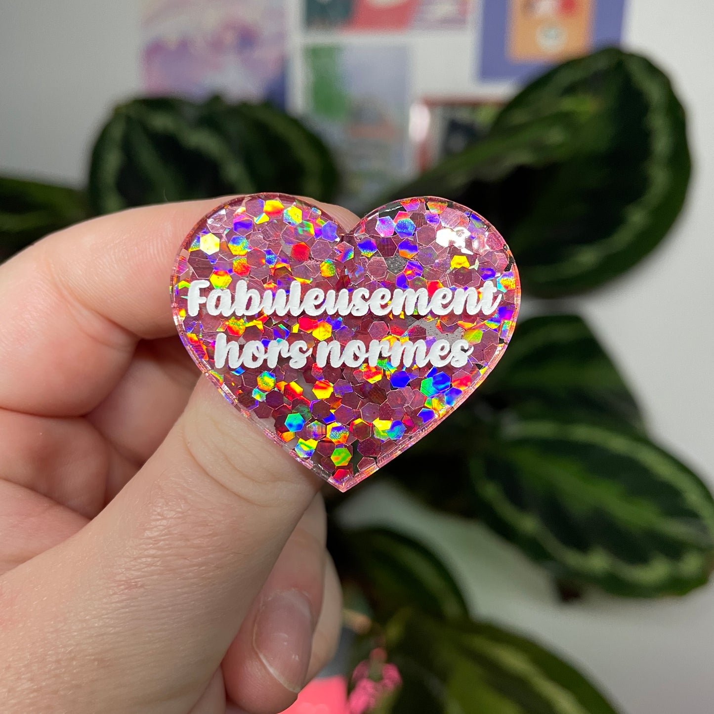 [Contrôle technique] Broche "Fabuleusement hors normes" en acrylique semi transparente avec des confettis corail