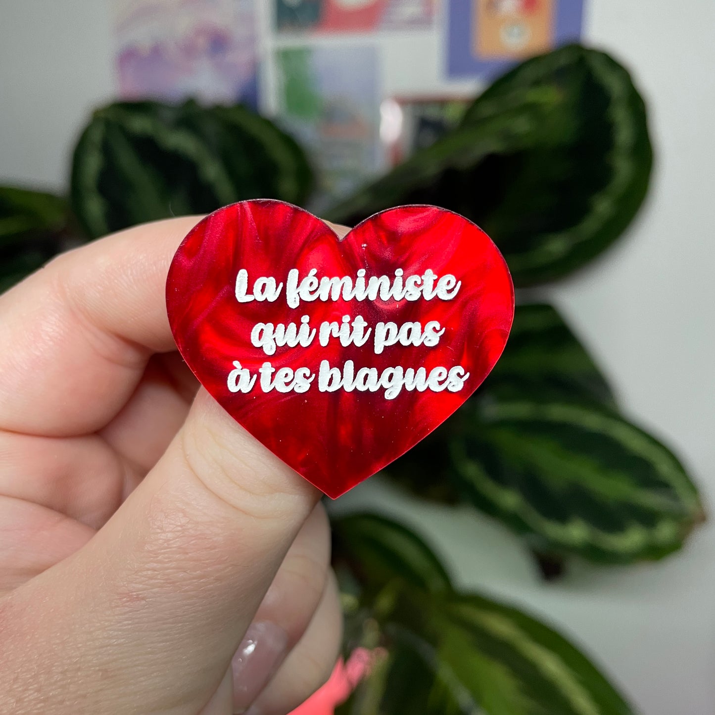 [Contrôle technique] Broche "La féministe qui rit pas à tes blagues" en acrylique marbrée rouge