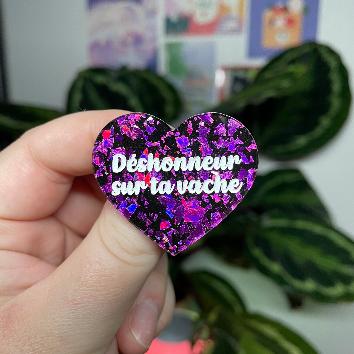 [Contrôle technique] Broche "Déshonneur sur ta vache" en acrylique noire avec des éclats de confettis violets