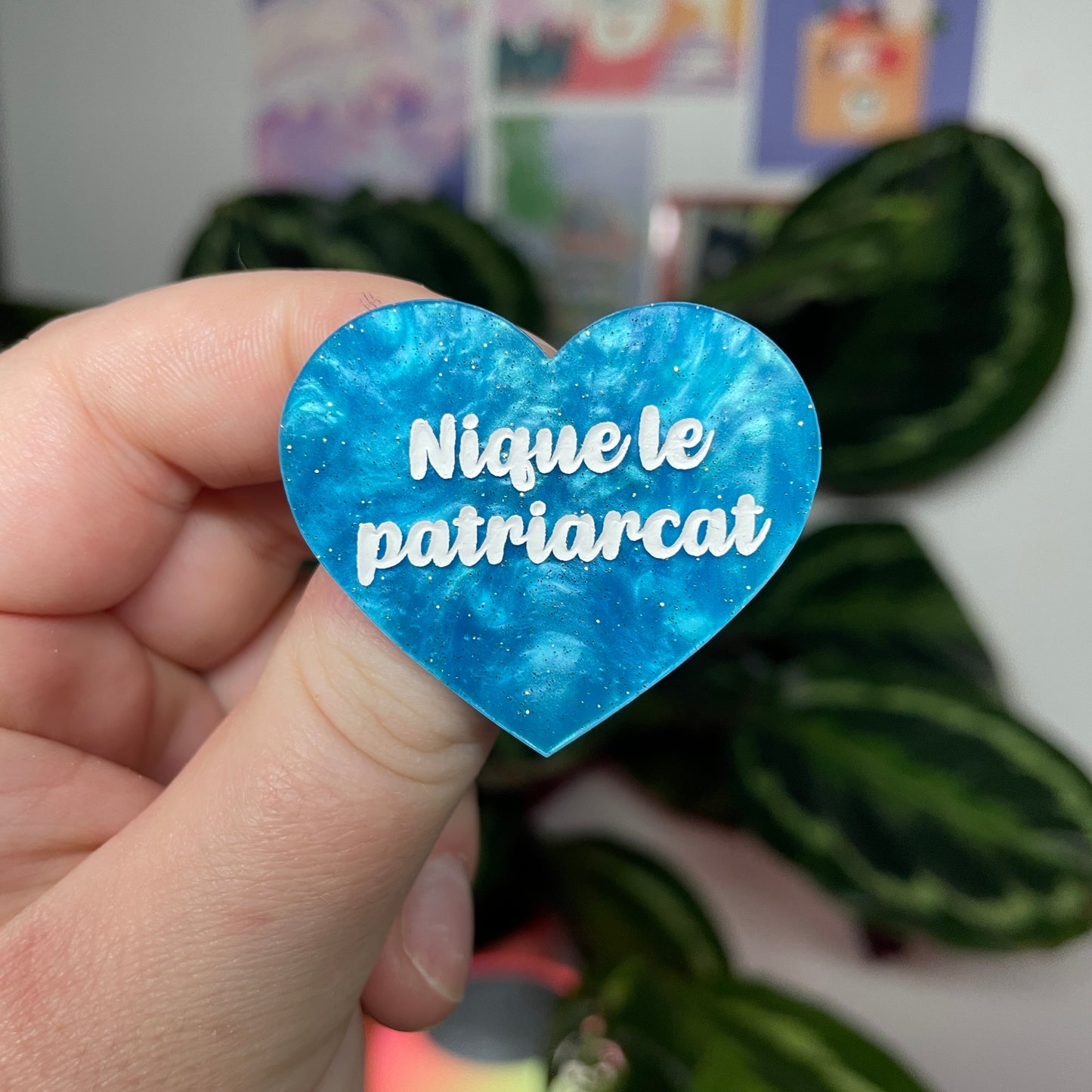 [Contrôle technique] Broche "Nique le patriarcat" en acrylique marbrée bleue à paillettes