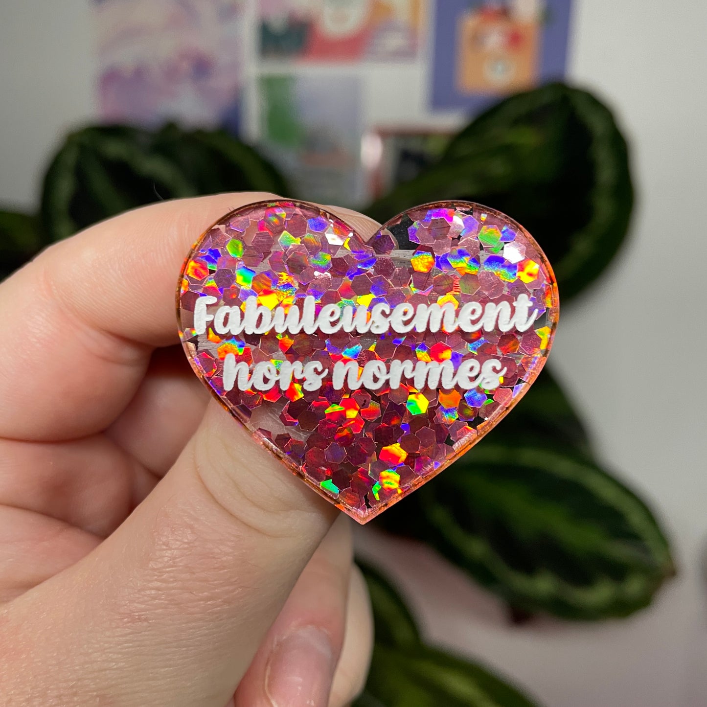 [Contrôle technique] Broche "Fabuleusement hors normes" en acrylique semi transparente avec des confettis corail