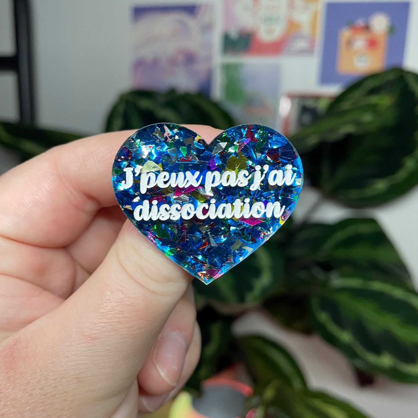 [Contrôle technique] Broche "J'peux pas j'ai dissociation" en acrylique transparente avec des éclats de confettis bleus et multicolores