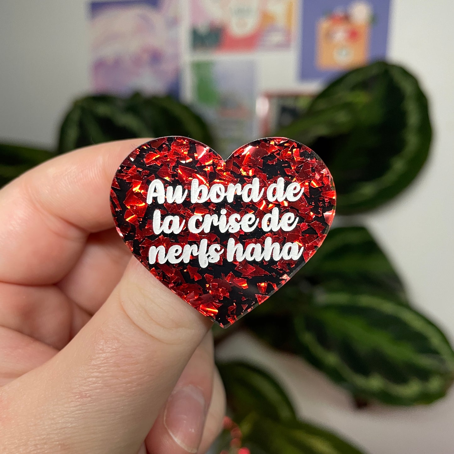 [Contrôle technique] Broche "Au bord de la crise de nerfs haha" en acrylique noire avec des éclats de confettis rouges