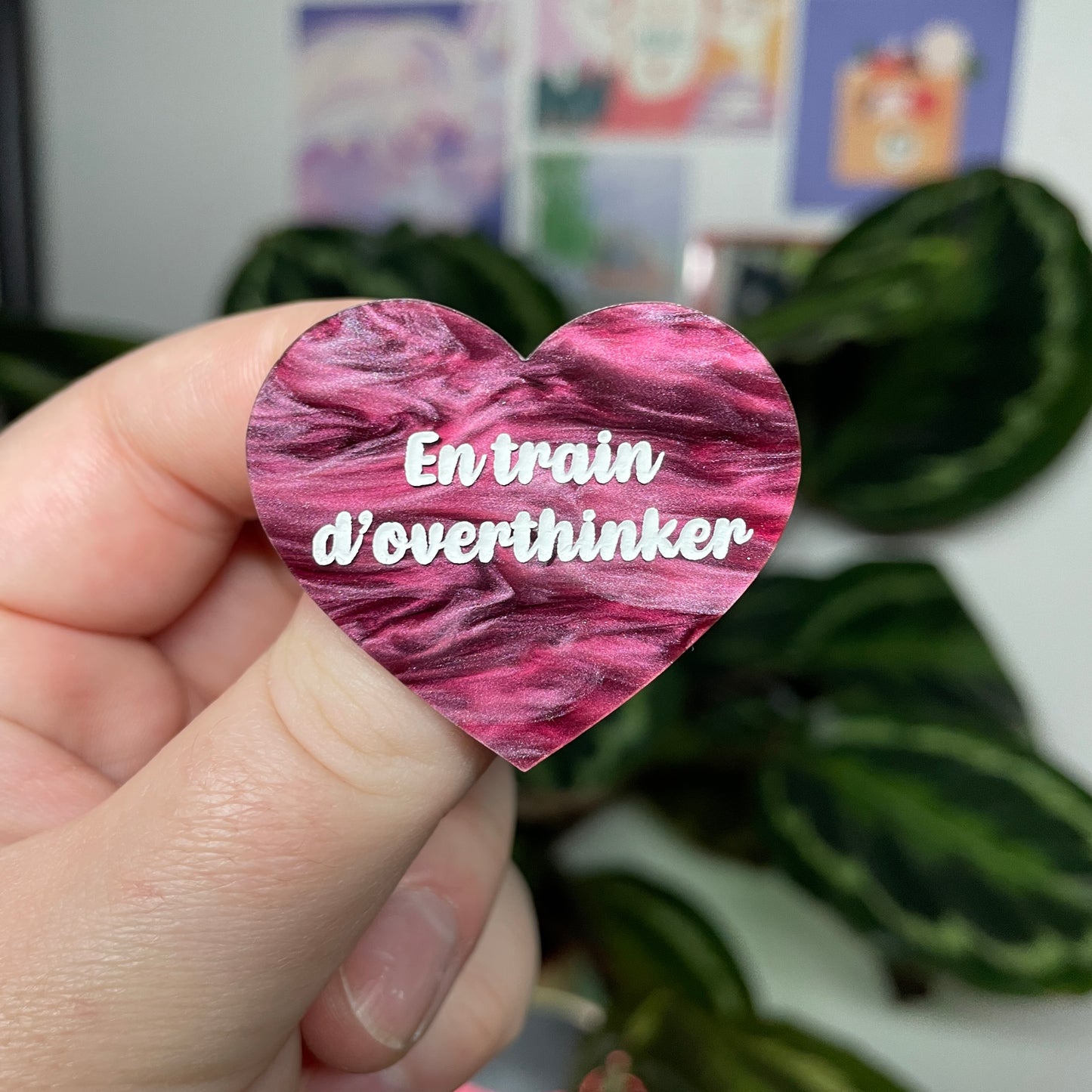 [Contrôle technique] Broche "En train d'overthinker" en acrylique marbrée bordeaux