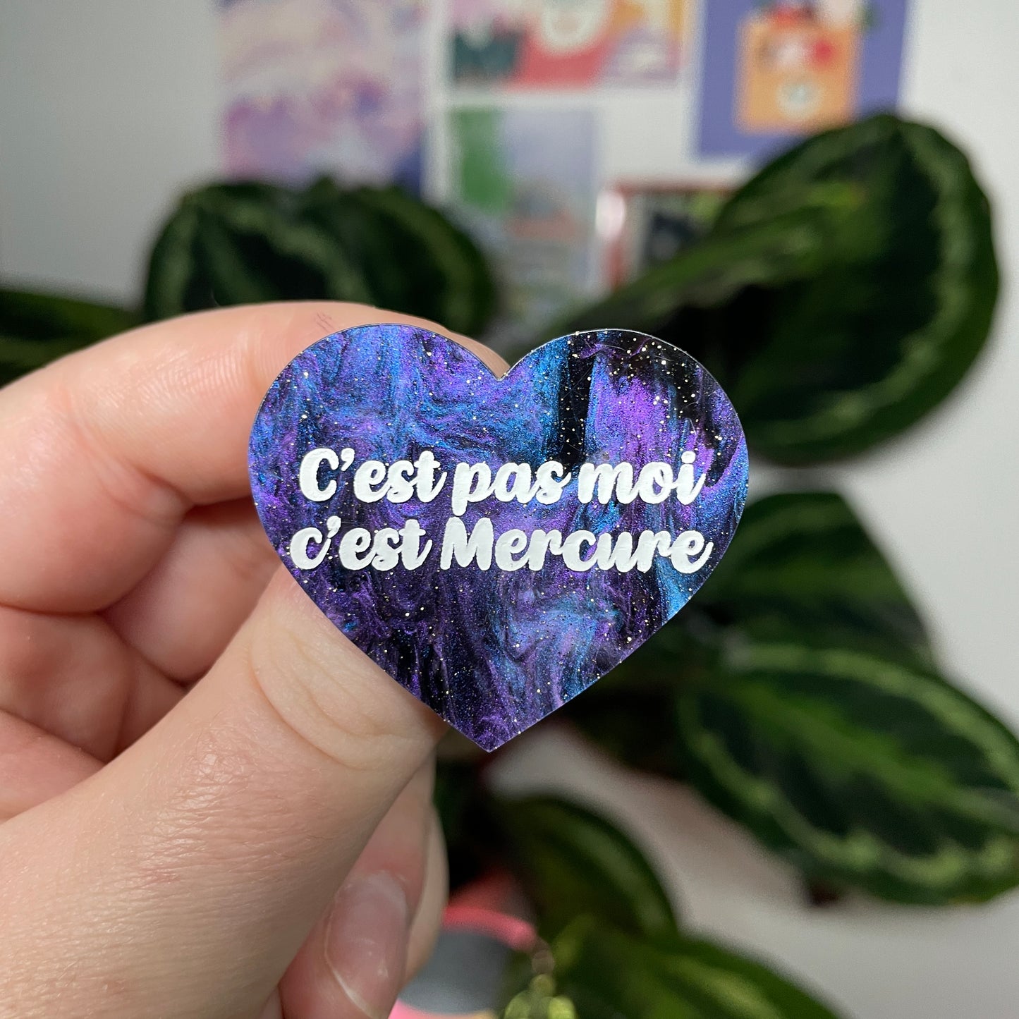[Contrôle technique] Broche "C'est pas moi c'est Mercure" en acrylique marbrée bleue, noire et violette