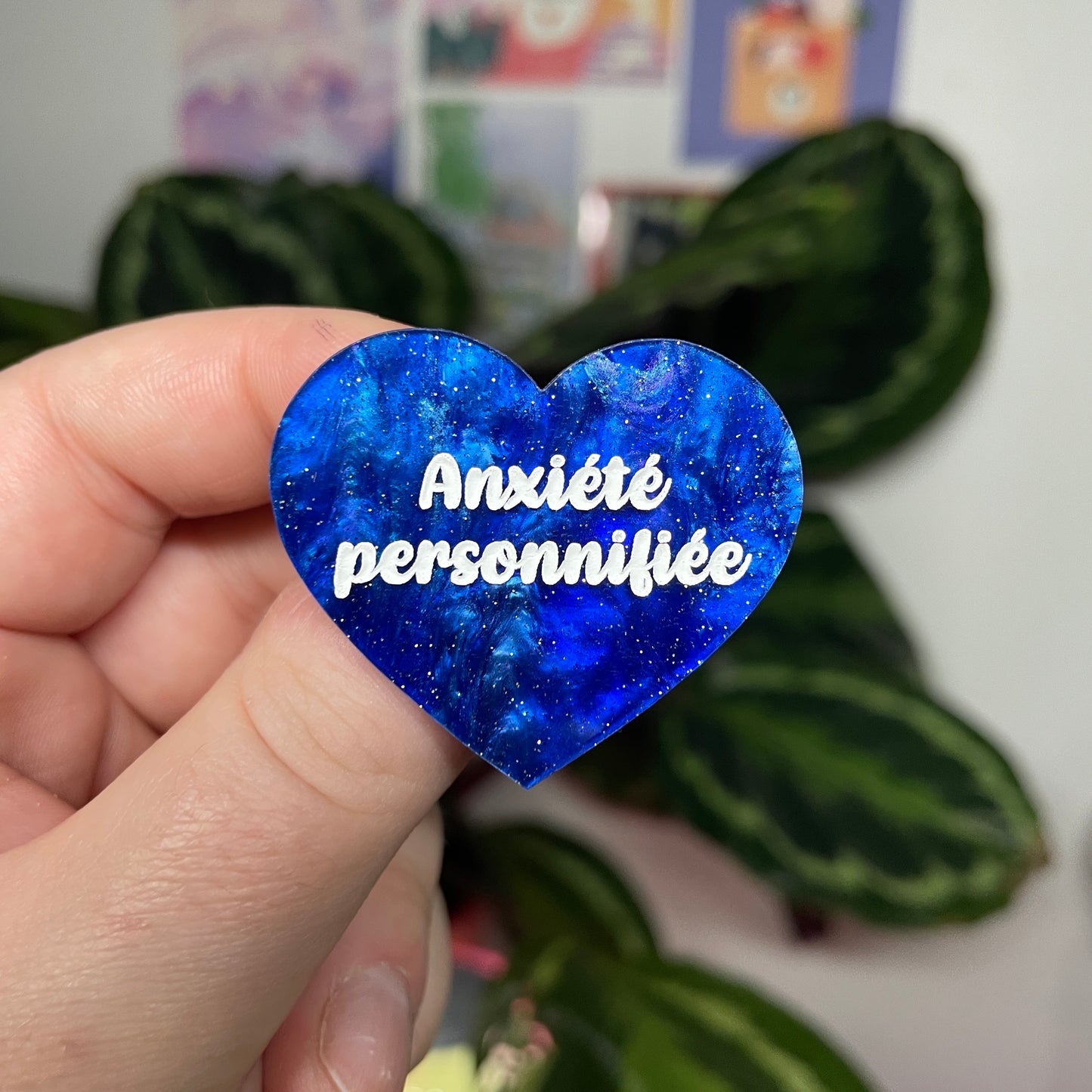 [Contrôle technique] Broche "Anxiété personnifiée" en acrylique marbrée bleue à paillettes