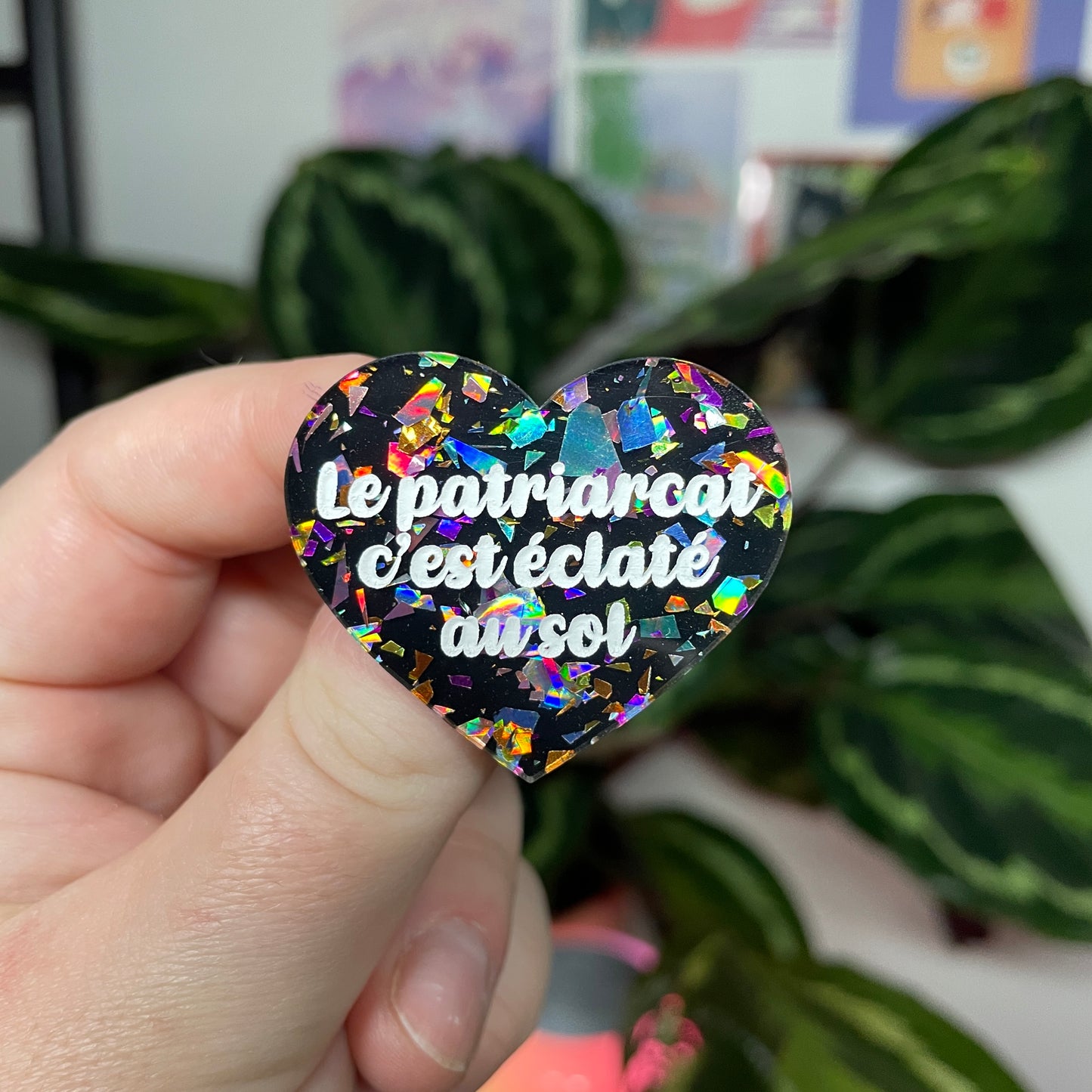 [Contrôle technique] Broche "Le patriarcat c'est éclaté au sol" en acrylique noire avec des éclats de confettis multicolores