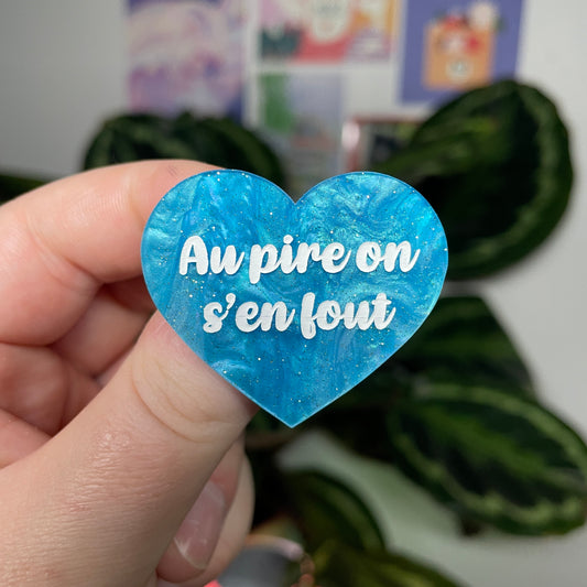 [Contrôle technique] Broche "Au pire on s'en fout" en acrylique marbrée bleue à paillettes