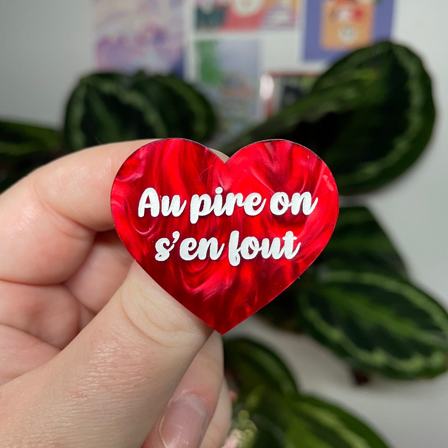 [Contrôle technique] Broche "Au pire on s'en fout" en acrylique marbrée rouge