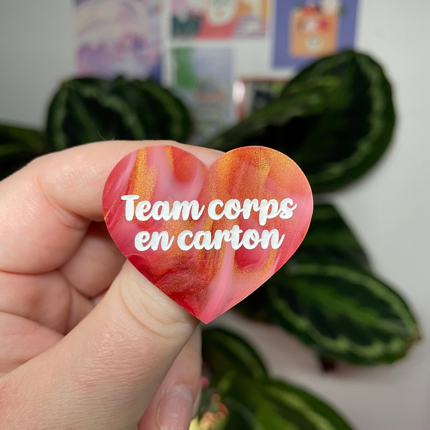 [Contrôle technique] Broche "Team corps en carton" en acrylique marbrée rouge, blanche et dorée