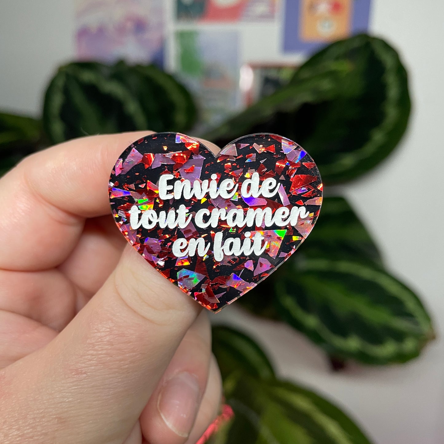 [Contrôle technique] Broche "Envie de tout cramer en fait" en acrylique noire avec des éclats de confettis rouges et roses