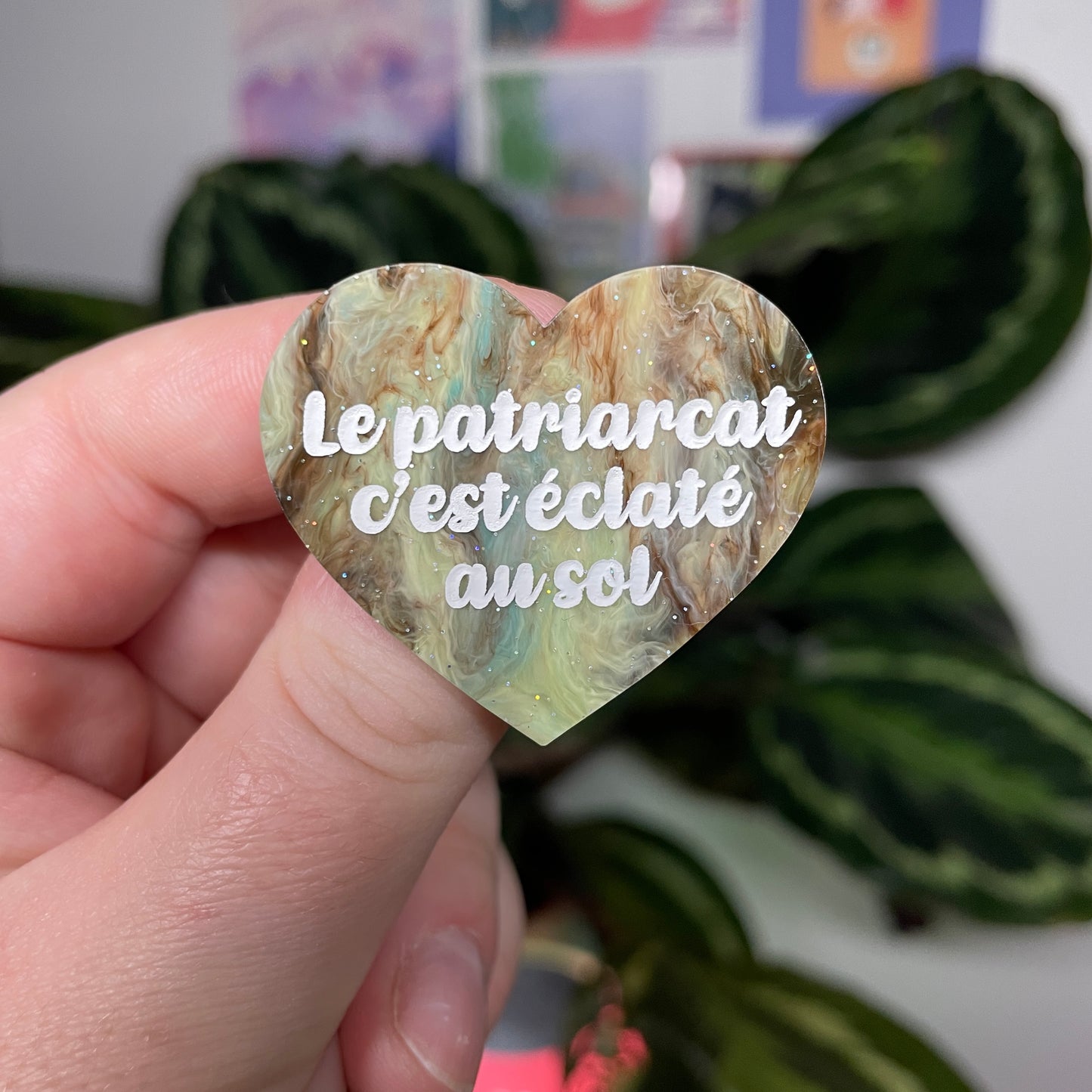 [Contrôle technique] Broche "Le patriarcat c'est éclaté au sol" en acrylique marbrée bleue et marron
