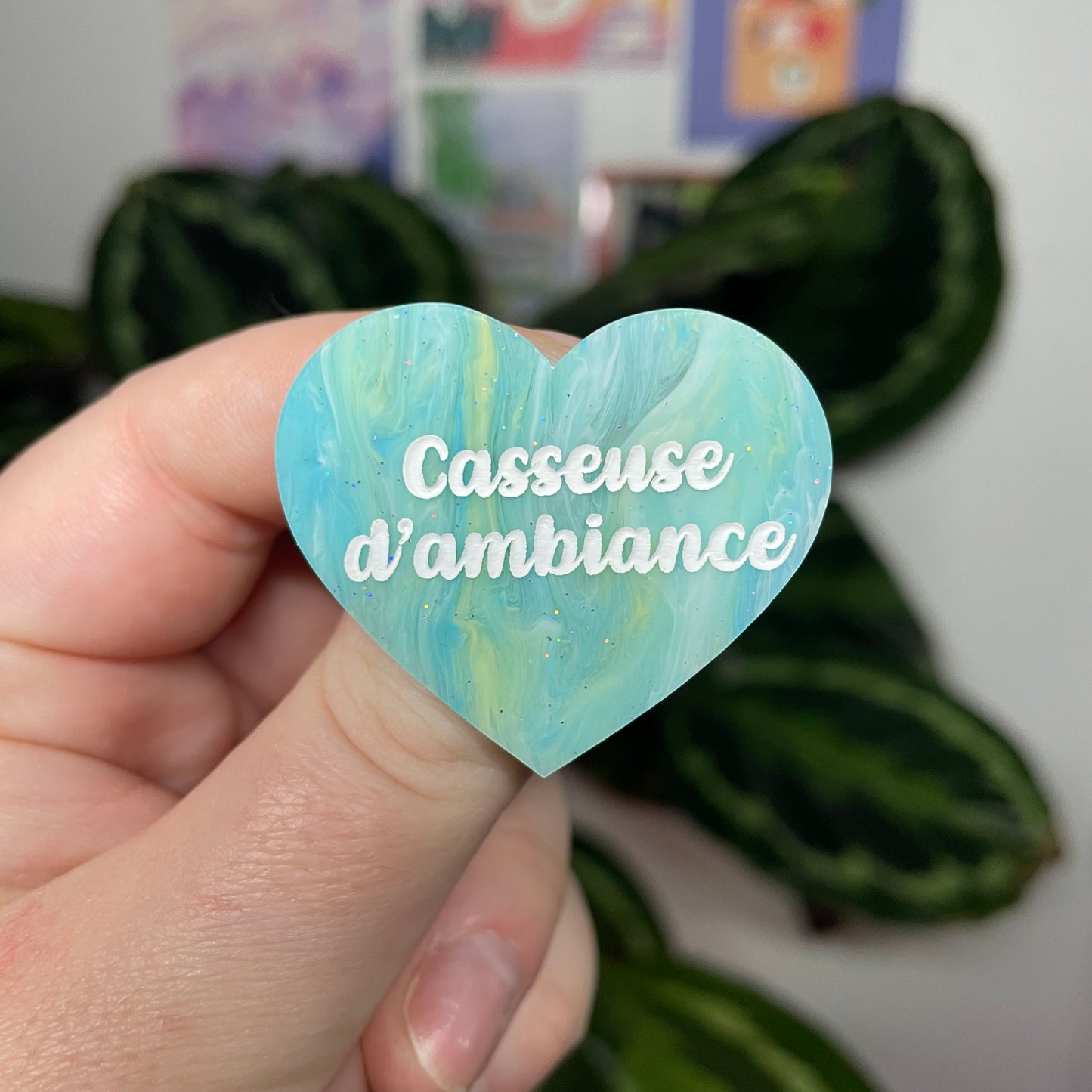 [Contrôle technique] Broche "Casseuse d'ambiance" en acrylique marbrée bleue et jaune