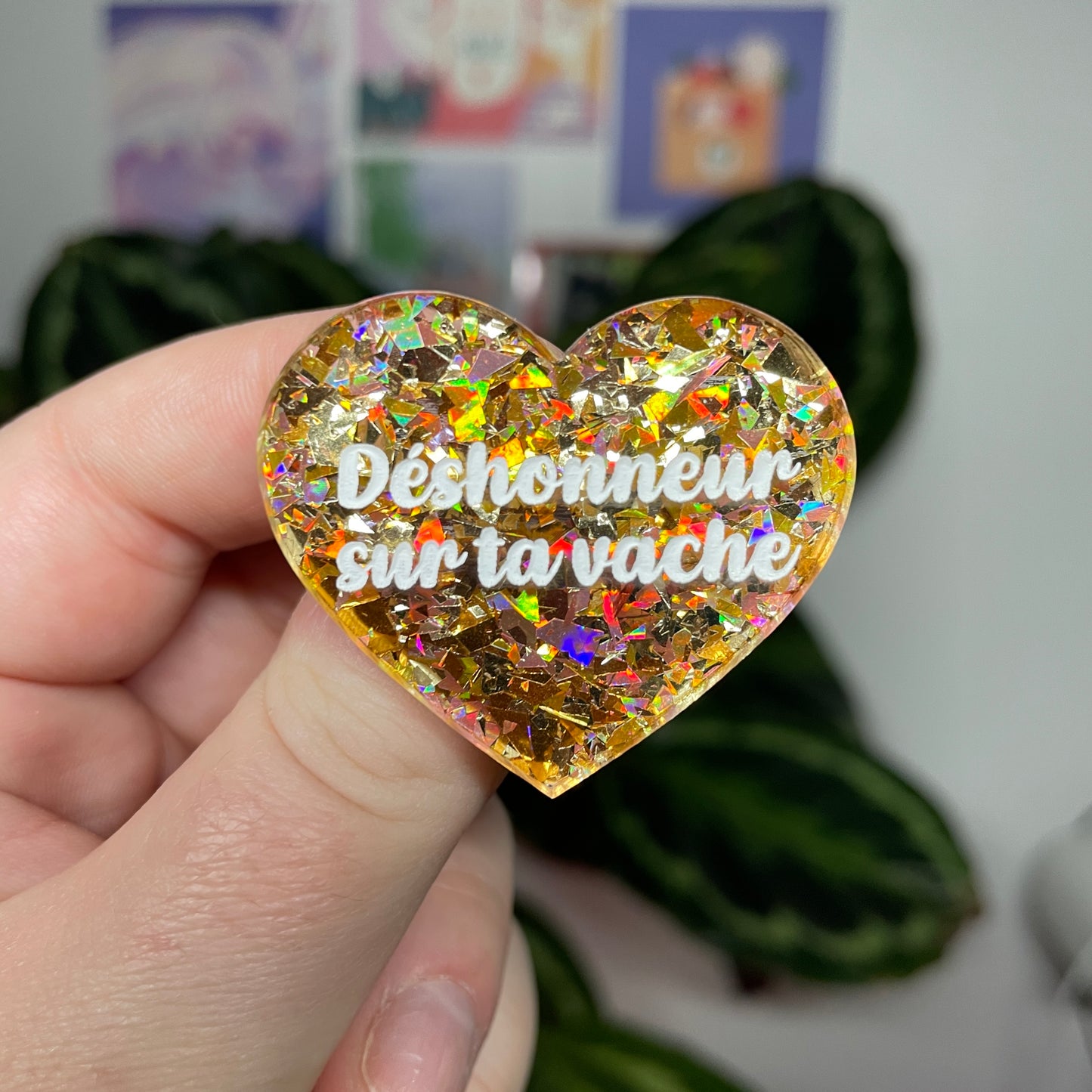 [Contrôle technique] Broche "Déshonneur sur ta vache" en acrylique transparente avec des éclats de confettis jaunes