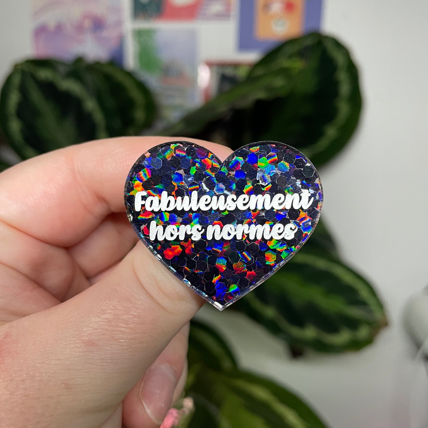 [Contrôle technique] Broche "Fabuleusement hors normes" en acrylique semi transparente avec des confettis noirs