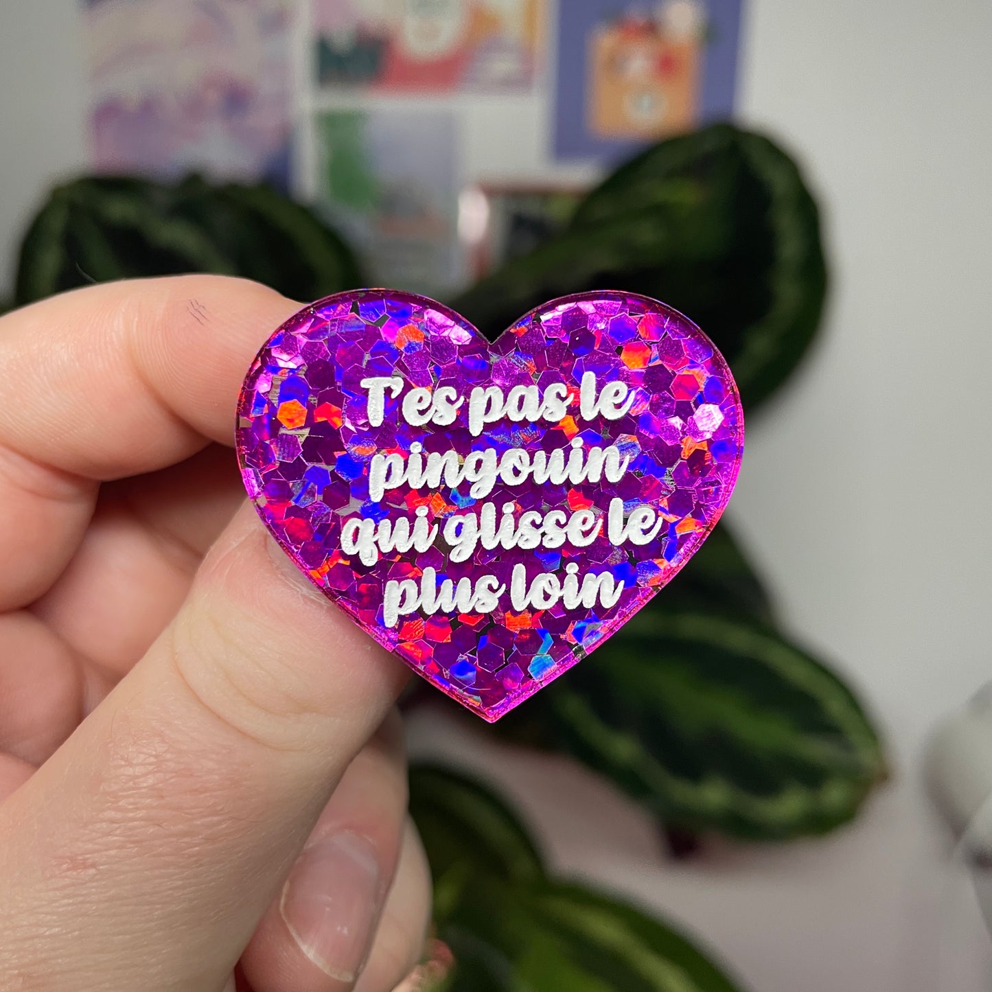 [Contrôle technique] Broche "T'es pas le pingouin qui glisse le plus loin" en acrylique semi transparente avec des confettis fuchsia